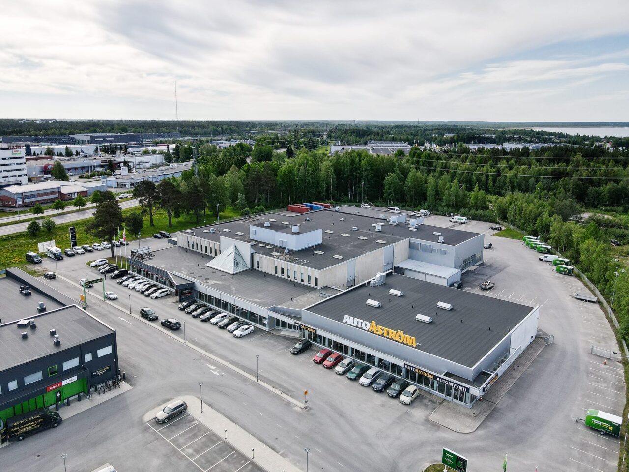 Ulkoa otettu ilmakuva kiinteistö Kallisenkaarteen julkisivusta