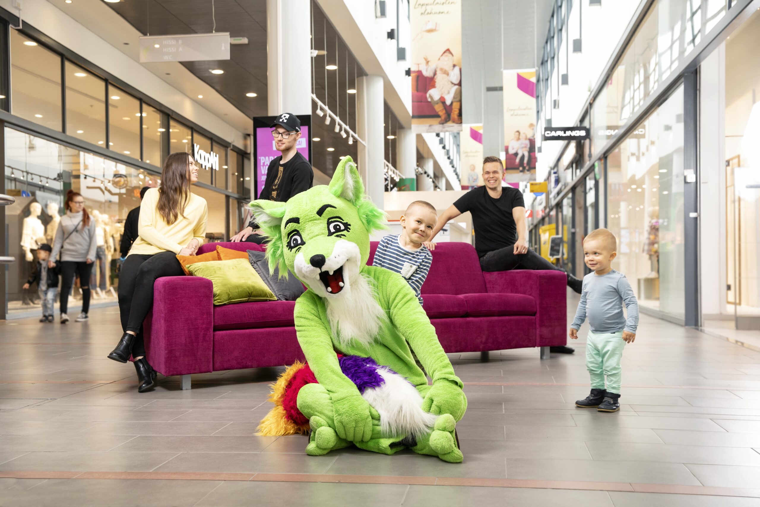 Kauppakeskus Revontulen asiakkaita