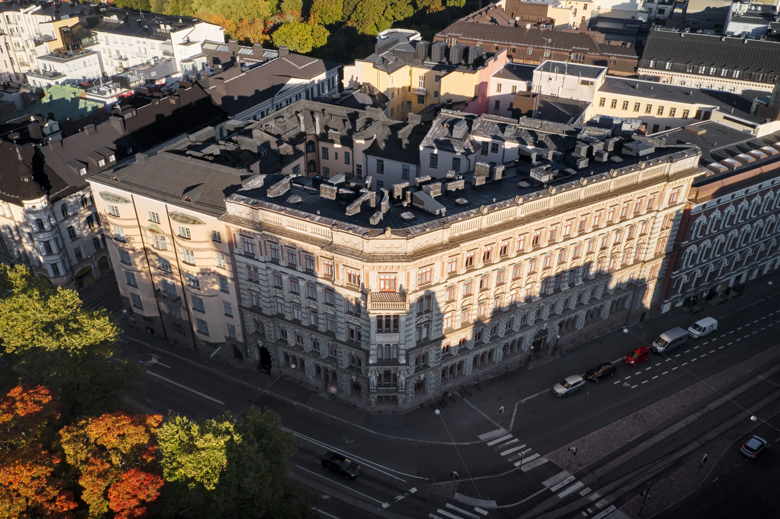 Featured image for “Helsingin keskustaan avautuu täysin uudenlainen terassibaarin ja cocktailklubin yhdistelmä – kesäisen Helsingin uusi vetonaula löytyy arvotalon sisäpihalta”