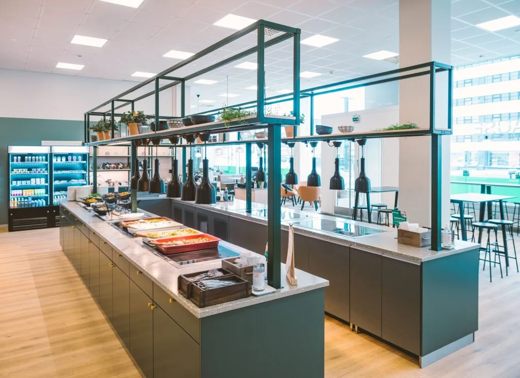 Ravintola Pausen laaja buffetpoyta