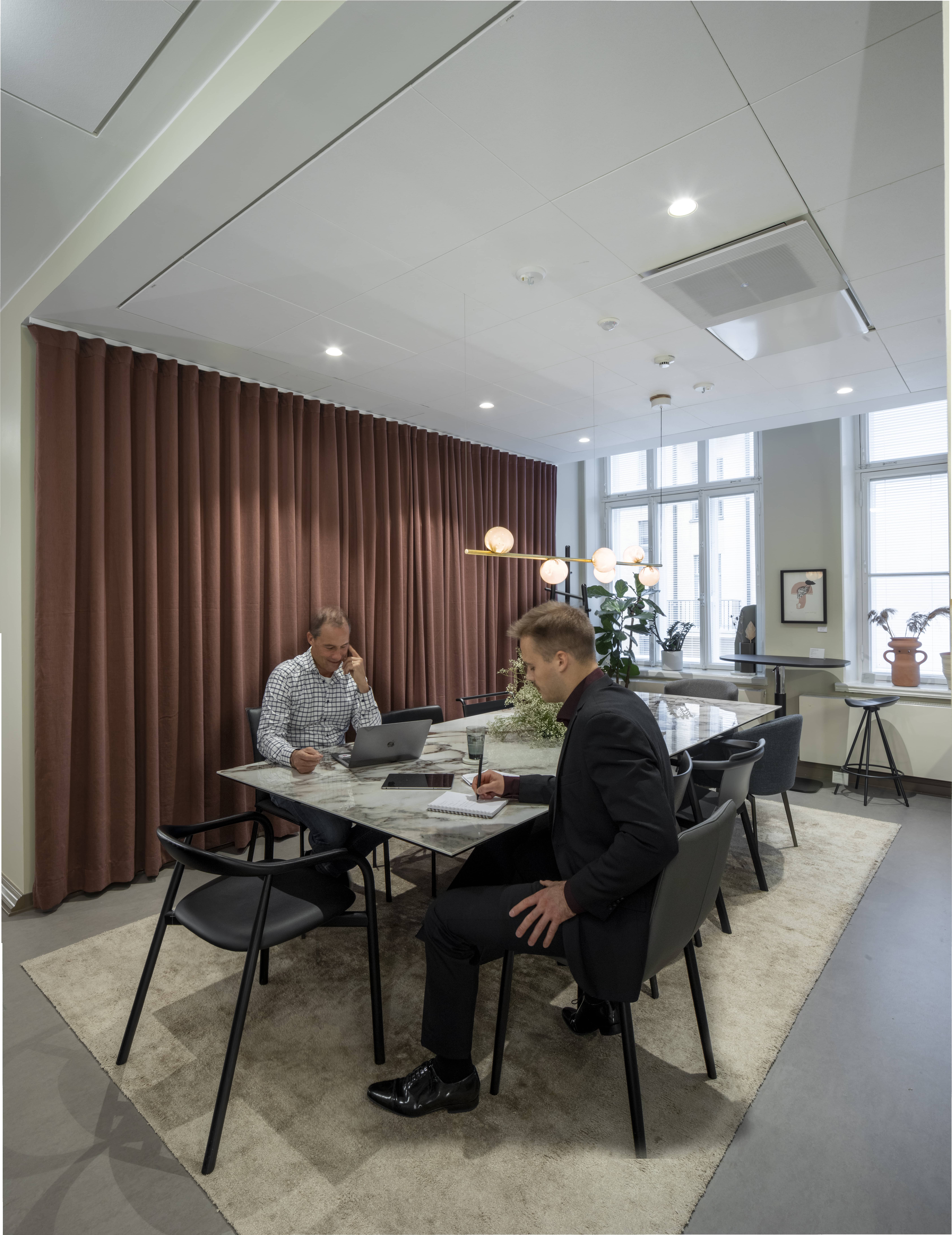 Featured image for “Mitä hyötyä on tulla toimistolle?”