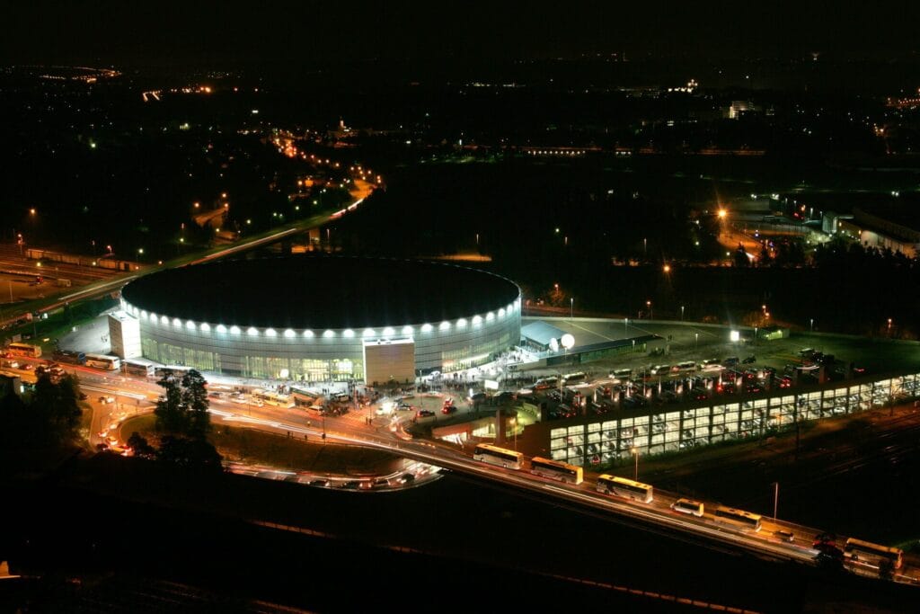 Helsinki Arena illalla ilmasta kuvattuna