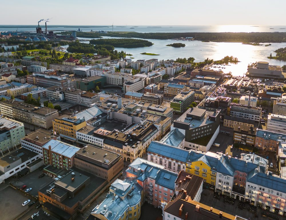 Oulun Kirkkokatu ja Oulun keskusta ilmasta kuvattuna