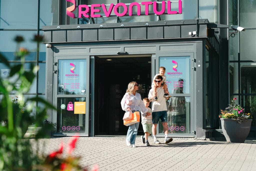 Featured image for “Rovaniemen Revontuleen tullaan yhä uudelleen – kauppakeskus on osa kaupunkilaisten ja matkailijoiden arkea”