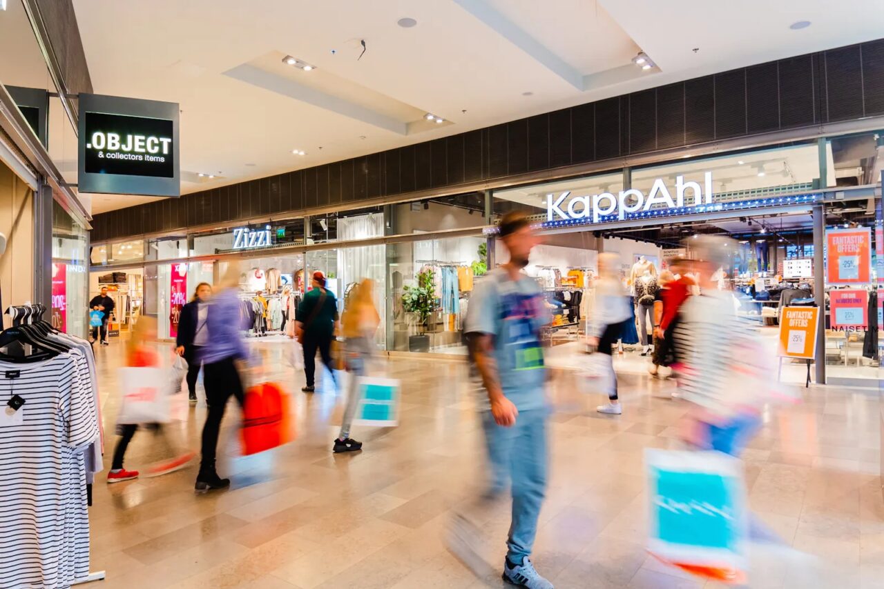 Kauppakeskus Skanssin käytävä ja asiakkaita